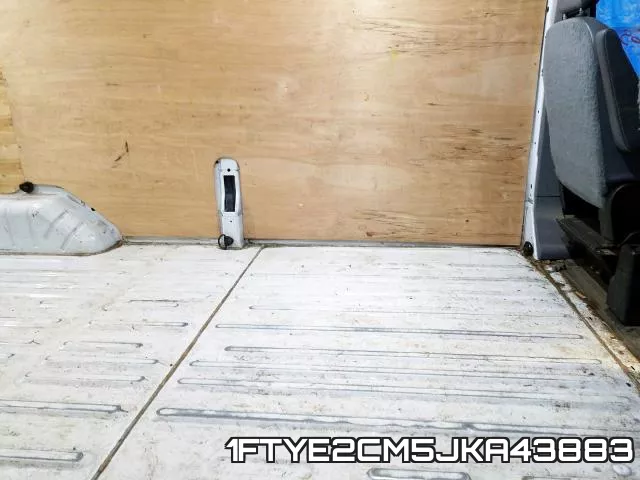 1FTYE2CM5JKA43883 фото 7