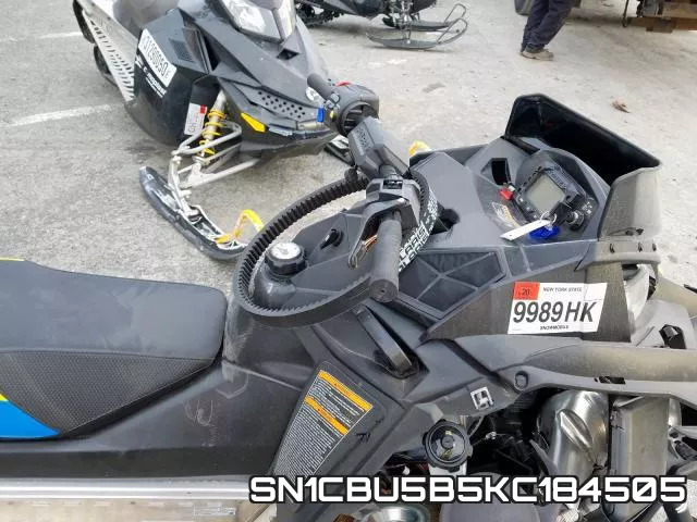 SN1CBU5B5KC184505 фото 6