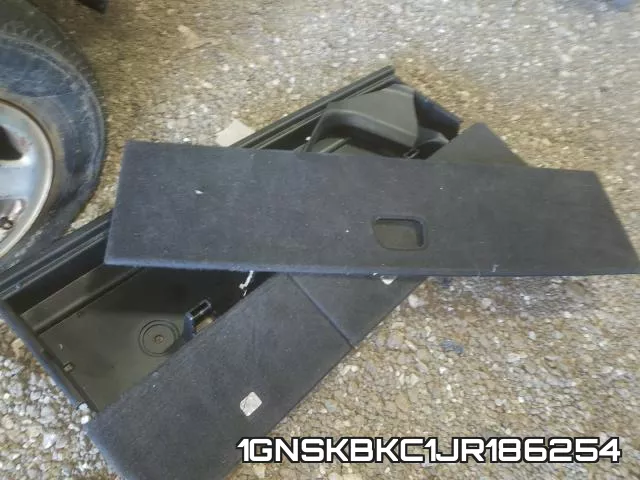 1GNSKBKC1JR186254 фото 9