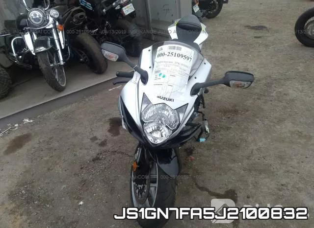 JS1GN7FA5J2100832 фото 6