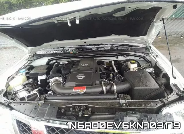 1N6AD0EV6KN703179 фото 2