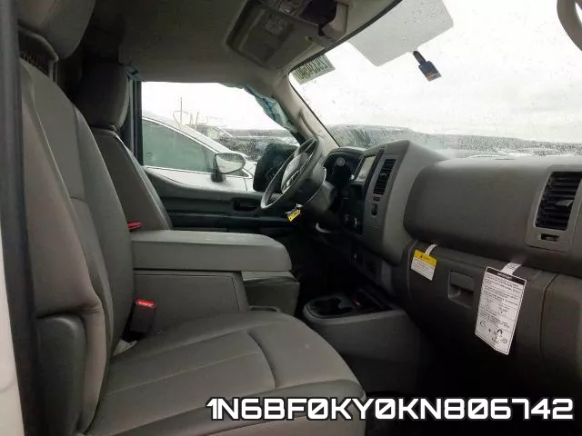 1N6BF0KY0KN806742 фото 3