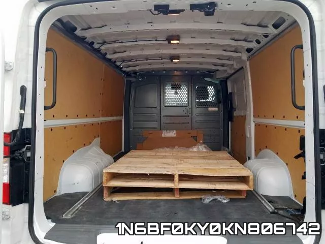 1N6BF0KY0KN806742 фото 4