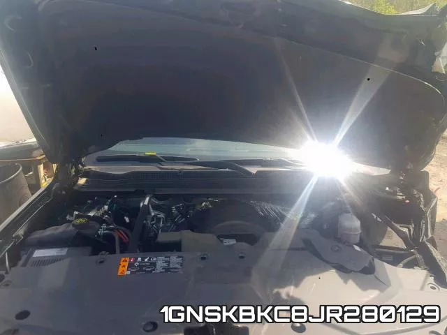1GNSKBKC8JR280129 фото 8